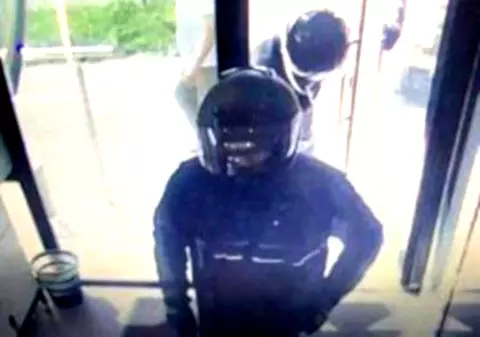 EXCLUSIV/ Detaliul care le-a scăpat hoților din Baia Mare, care au jefuit o bancă în patru minute