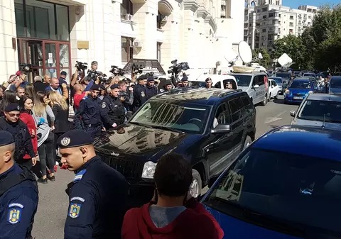 Fostul șef al Jandarmeriei, colonelul Sebastian Cucoș, a blocat toată strada din spatele Parchetului General. Șoferii au claxonat în spate