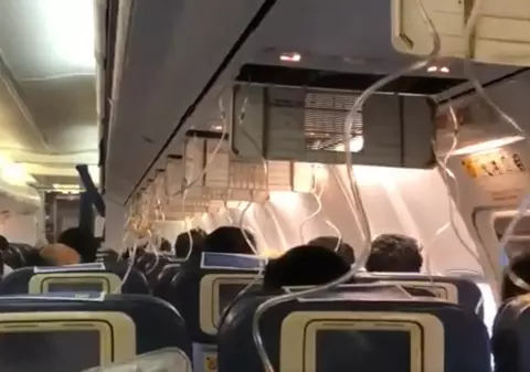 VIDEO| Un avion a aterizat de urgență după ce pasagerilor a început să le curgă sânge din urechi și din nas