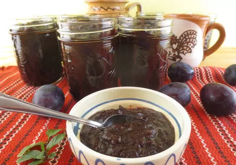 Daruri de 6,8 milioane de euro: România se pregăteşte de Preşedinţia Consiliului UE cu trăistuţe, borcane cu magiun şi eşarfe