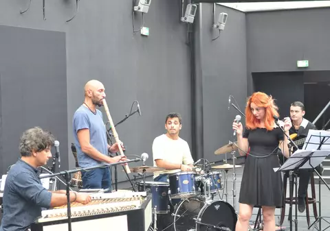 Marius Mihalache și-a făcut trupă de familie. Țambalagiul cântă cu nevasta și cu fiul din prima căsnicie