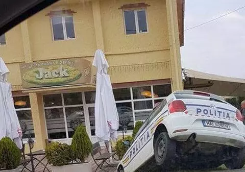 O mașină de poliție s-a răsturnat în șanț, în Timiș. A fost la un pas să facă victime