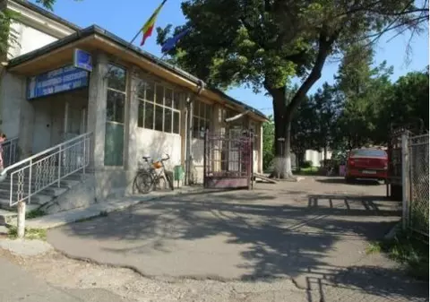 O gravidă din Bârlad care urma să nască a fost refuzată de  maternitatea din Iași și apoi dusă la București. Motivul: era obeză și n-o ținea masa