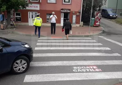 Polițiștii s-au apucat de scris mesaje pe carosabil! Ce texte au scris și cui le sunt adresate