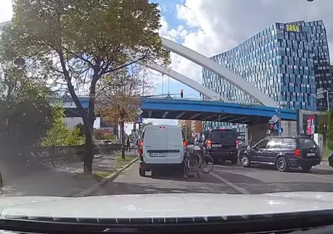 Modul în care un bărbat în scaun cu rotile încearcă să înșele șoferii din Capitală. Intră cu viteză într-o mașină, apoi cere bani ca să nu cheme Poliția