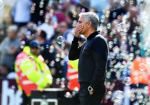 Mourinho este pe făraș la Manchester United. Se pregătește Zinedine Zidane