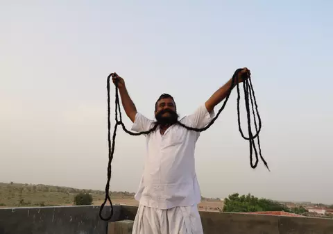 GALERIE FOTO| Bărbatul cu cea mai lungă mustață din lume. Și-o crește de 33 de ani