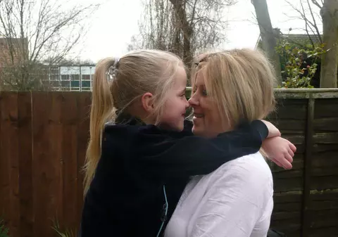 O mamă a fost găsită moartă la doar două zile după ce și-a pierdut fiica într-un accident. Ultimul mesaj transmis de femeie e sfâșietor