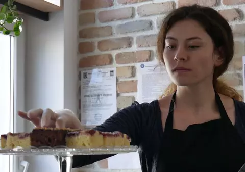VIDEO / Din orfelinat, la primul job. Un hostel și o cafenea din București au angajat tineri ieșiți din centrele de plasament