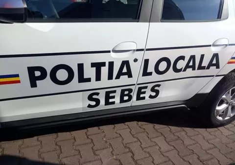 O mașină a Poliției Locale Sebeș a fost inscripționată greșit. Explicațiile instituției pentru eroarea de scriere