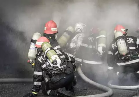 Incendiu la un depozit en gros din Brăila. Un stand din incinta Tug Center a luat foc, iar spațiul comercial a fost inundat cu fum