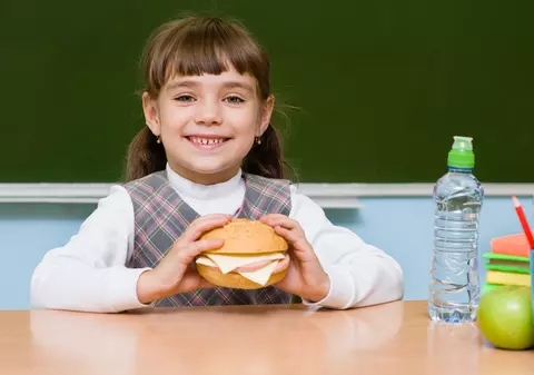 Libertatea a calculat cât te costă în fiecare lună "pachețelul" elevului. Oricât de mic ar fi, tot depășește de două ori alocația lunară a copilului