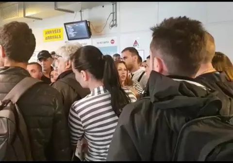 Pasageri români blocați pe Aeroportul Beauvais din Paris, de 24 de ore. Reacția Wizz Air, după ce a amânat zborul