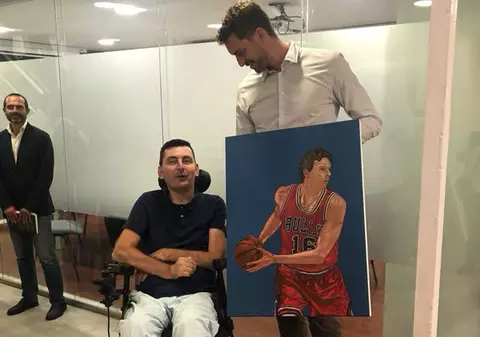 Florin Anghel, românul care pictează cu gura, i-a făcut un tablou lui Pau Gasol. Baschetbalistul spaniol i-a mulțumit public