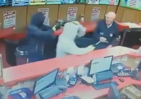 Un pensionar a devenit erou în Irlanda, după ce a oprit un jaf. La 83 de ani, le-a venit de hac tâlharilor înarmați (VIDEO)