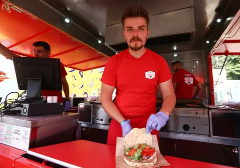 VIDEO/Bunătăți din toate colțurile lumii, aduse la Romexpo. "Hamburgerul" sârbesc câștigă teren