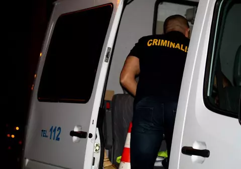 Un tânăr din Bacău și-a ucis tatăl în bătaie și l-a îngropat în curtea casei. Motivul pentru care s-a ajuns la crimă