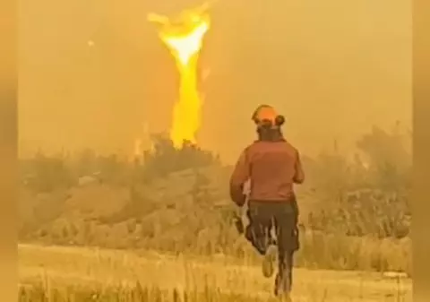 VIDEO | Cum se luptă pompierii cu o tornadă de foc