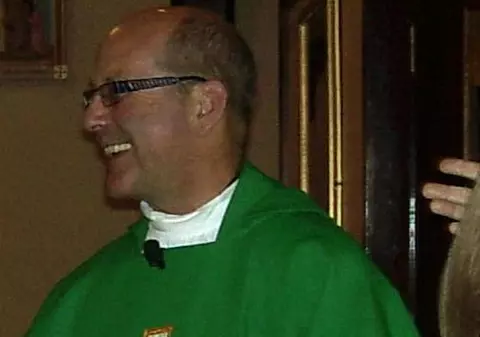 Un preot în vârstă de 72 de ani a băgat doi polițiști în spital! Prelatul pipăia femei în tren