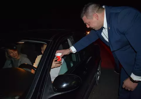 De ce a făcut cinste cu 100 de cafele prefectul de Vaslui șoferilor din trafic. O campanie de prevenire a oboselii la volan/ FOTO