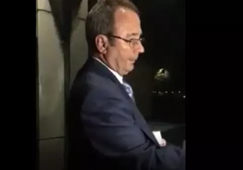 VIDEO/ Președintele CCR, Valer Dorneanu, urmărit și apostrofat de protestatari. „De ce nu vreţi să ţineţi cu poporul? Aţi devenit antecamera PSD”