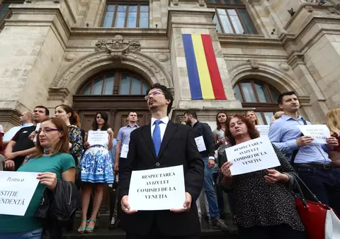 Judecătorii și procurorii, alungați de jandarmi de pe treptele Curții de Apel București. Momente tensionate la protest