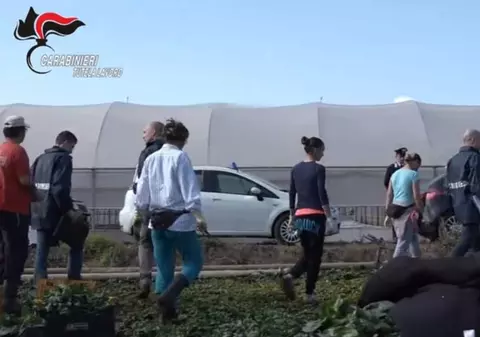 Muncitori români, sclavi în Italia. Oameni plătiţi cu 4 euro pe oră, umiliţi și ținuți în condiții mizere