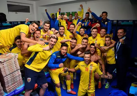 EXCLUSIV | Controverse după ce Rădoi le-a dat fotbaliștilor să mănânce pizza în vestiar, după meciul cu Bosnia. Bucătar: ”Performanța nu se face cu pizza”. Nutriționist: ”Pizza e bună după efort”