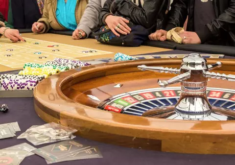 Un bărbat a jucat la ruletă 3.000 de euro falși, în Suceava. Cum l-a păcălit pe crupier
