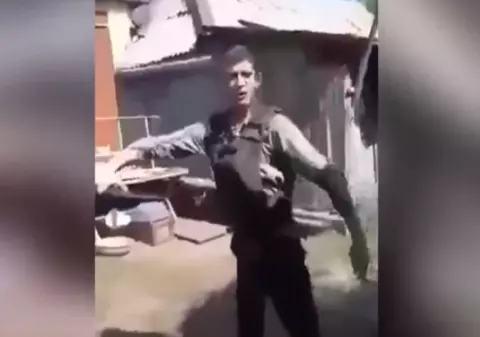 Un bărbat a murit după ce s-a împușcat singur! A vrut să testeze o vestă antiglonț. Prietenii au filmat momentul tragic | VIDEO