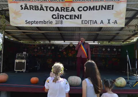 EXCLUSIV/ “Război” total între un primar vasluian și un cântăreț de muzică populară care nu a mai ajuns la un spectacol. Folcloristul dă vina pe GPS, iar edilul spune că acesta “și-a bătut joc”