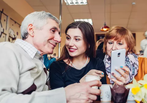 5 accesorii extrem de utile pe care să le faci cadou părinților tăi împreună cu un smartphone