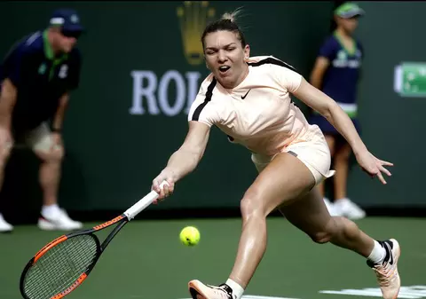 Simona Halep e criticată din cauza fustelor scurte. Jurnaliștii americani au atacat-o, pentru a o apăra pe Serena Williams