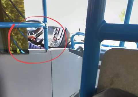 Un șofer care fumează, surprins la volanul unui autobuz în Timișoara. Ce sancțiuni riscă
