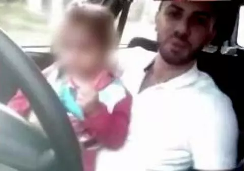 Un șofer din Dolj a transmis live pe Facebook în timp ce conduce mașina cu o fetiță în brațe