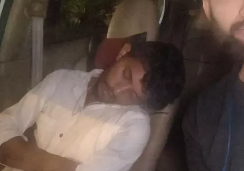 Un client Uber a ajuns să conducă el mașina, pentru că șoferul era prea beat (FOTO)