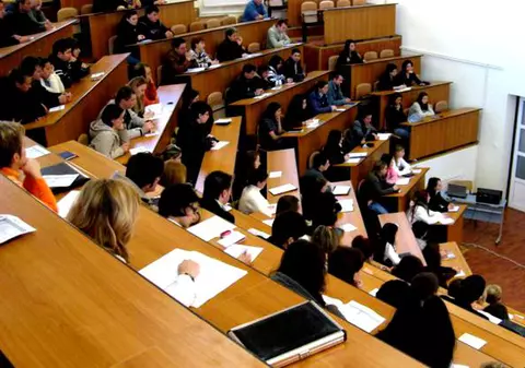 Apelul la vot al decanului Facultății de Litere. „Viitorul tinerilor a fost decis, de prea multe ori, de votanţi îngroziţi de viitor”