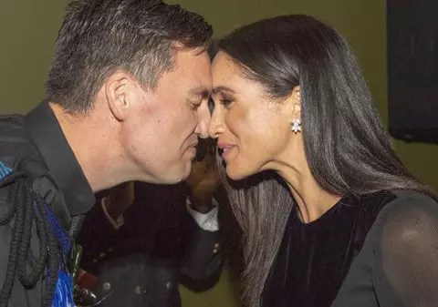 VIDEO | Meghan Markle a uimit în prima misiune oficială singură. A făcut un gest pe care Kate Middleton și Regina nu îl fac niciodată