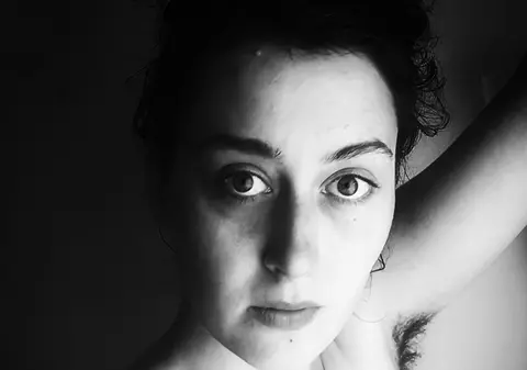 FOTO | Cum arată femeia care a renunțat să se mai epileze. Soțul ei o încurajează