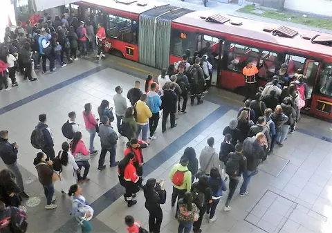 Puși să dea cu mopul în stații. Pedeapsa primită de mai mulți călători care voiau să „facă blatul” pe autobuz (FOTO)