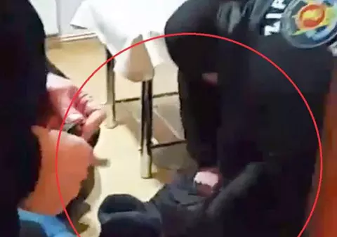 Un hoț s-a descălțat înainte a sparge o pizzerie din Hârșova. Polițiștii l-au găsit ascuns într-o magazie