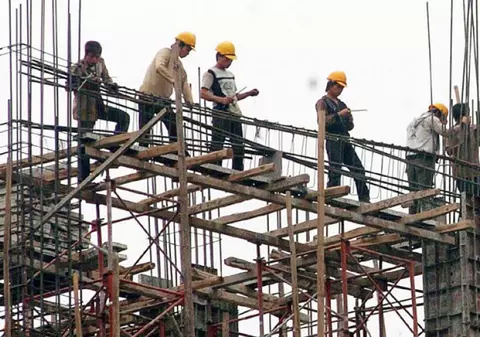 Vietnamezii "înhață" joburile refuzate de români. Bărbații merg pe șantier, femeile se fac bone