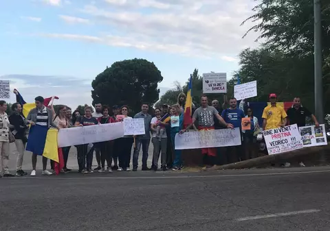 Românii din Spania o primesc pe Viorica Dăncilă cu pancarte și mesaje împotriva penalilor. „Corupţii, hoţii şi condamnaţii penal nu ne reprezintă”