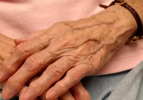 Un îngrijitor este acuzat că a violat o bătrână de 76 de ani care suferă de demență. Abuzul a fost denunțat de soția bărbatului