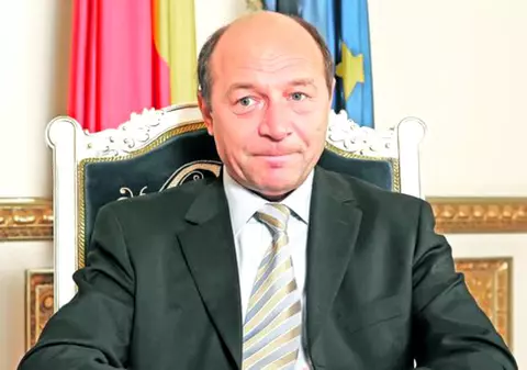 Traian Băsescu, la pizza la "ginerele" lui. Iubitul Elenei Băsescu și-a deschis local în buricul Bucureștiului | FOTO