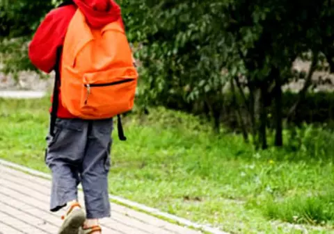 Ce au descoperit părinții în rucsacul băiețelului lor de patru ani. Au chemat poliția