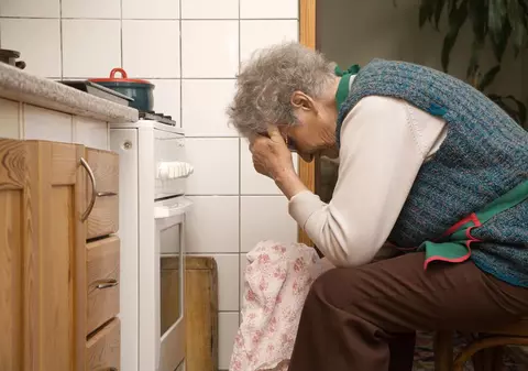 O bunică a fost arestată după ce și-a înjunghiat și băgat la cuptor nepoțica de 2 ani