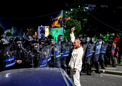 Colonelul Dumitru Paraschiv, "bărbatul în alb" de la protestul din 10 august, și-ar fi depus dosarul de pensionare