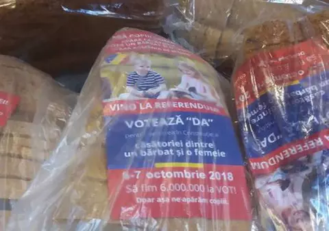 Pliante pro referendum în pachetele de pâine vândute într-un oraș din România. Imaginile au creat reacții neașteptate în mediul virtual