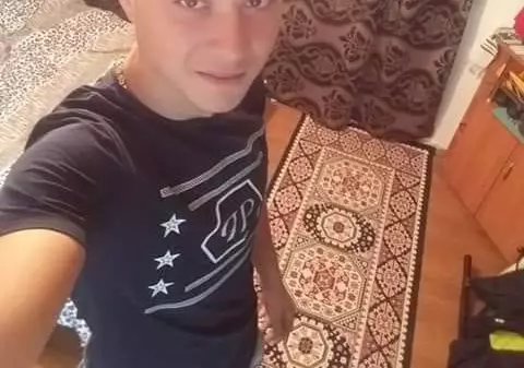 FOTO | Accident șocant în Suceava! A murit strivit de un stâlp după ce s-a urcat la volan, deși nu avea permis. Cine este Flaviu, tânărul șofer vitezoman